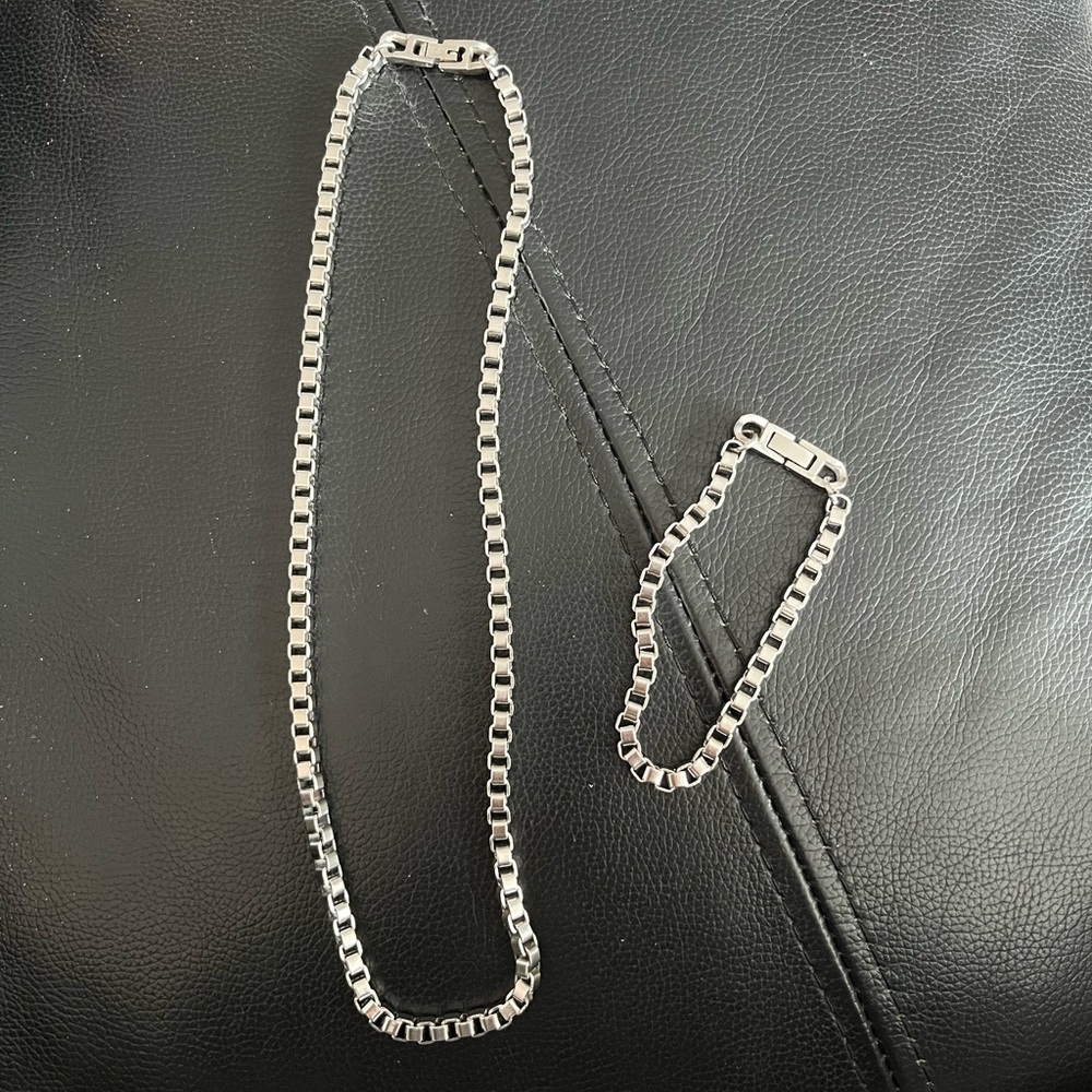 Necklace and bracelet set